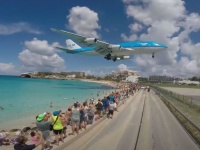 頭上スレスレの迫力！セント・マーチン島名物の低空で飛ぶ飛行機の高画質映像まとめ