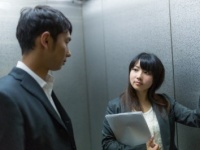 監視カメラも気にしねぇ！　今思うと恥ずかしいスゴイ場所でのキス6選