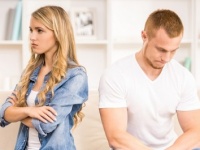 もっと相手してよ～（半泣）男性が「愛情が冷めてきた？」と思う彼女の言動4つ！
