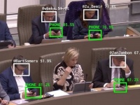 議員が会議中どれくらいスマホを見ているのか？AIで調査したところとんでもない結果に（ベルギー）