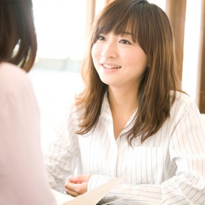 流行言葉の使いすぎはNG！　周囲に嫌われる女性の話し方・3つ