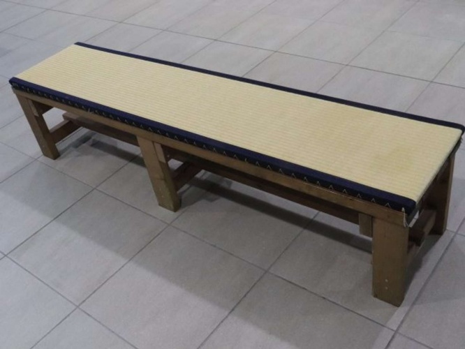 長椅子などで「ながまる」（画像はイメージ）