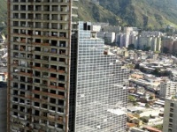 世界で一番高い場所にあるスラム、45階建ての高層ビルが丸ごとスラム街に。ベネズエラ「ディヴィッド・タワー」廃墟