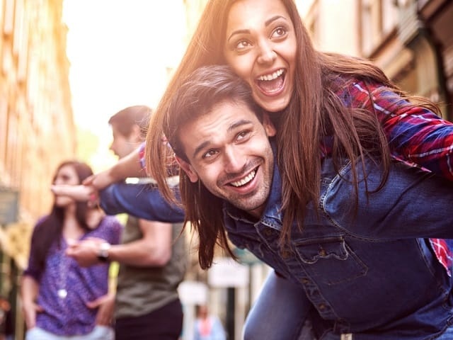 ふざけあうカップル