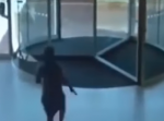 窃盗犯が逃走しようと全力疾走した結果、透明すぎるガラスに・・・。