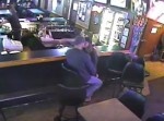 店内に強盗が侵入！　ラブラブ中の２人はどうしたか？