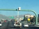 ぶつかる…？　カゴを上げっぱで走行していたクレーン車の結末が予想外だった！