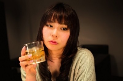 小声で『酔っちゃった』！　男性が飲みの席で「かわいいな」と思う女性の酔い方4つ