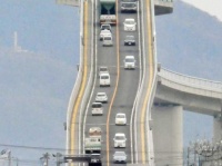 日本にはジェットコースターより怖い橋がある？海外で拡散され続けている「ベタ踏み坂」とは？