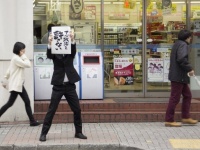 とりあえず、今年流行したはずの「アベ政治を許さない」を持って街頭に立ってみた筆者。「あ、それ流行ったよね！」「言う言う～！」とか声をかけられるかと思ったが、冷たい視線を向けられるだけだった