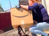 盗んだアマゾン持って走り出すぅ～！隣家に配達されたダンボール箱を盗み自転車で逃走する女性（アメリカ）