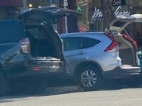 アメリカでドアやトランクを開けたまま駐車する車が急増中。その理由とは？