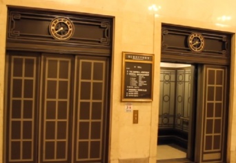 実は、エレベーターの「閉」ボタンは意味ない！？