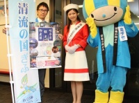 Jタウンネット編集部を訪れたミナモ一行。中央は「飛騨高山キャンペーンレディ」の太江茜音さん