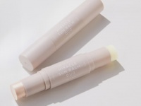 グロウなツヤも毛穴隠しのマットも1個でGET。小嶋陽菜プロデュース「Her lip to BEAUTY」新作UVスティック