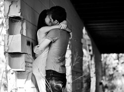 壁ドンの返し技！萌え効果バツグンの「壁グイ」とは