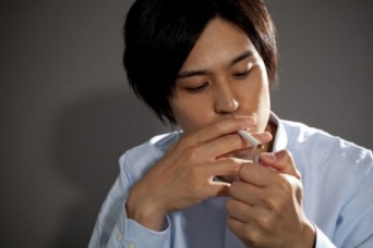 衝撃！　彼氏が内緒で「タバコ」を吸っていたら、どう思う？⇒「別れたい：●％」!!