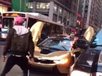 あるユーチューバーが混雑しまくりのNYの道路にBMWを停めて写真撮影、驚きの結果に・・・