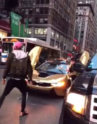 あるユーチューバーが混雑しまくりのNYの道路にBMWを停めて写真撮影、驚きの結果に・・・