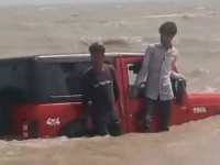 海辺で動画を撮ろうとしたインドの大学生、クルマを水没させて逮捕される