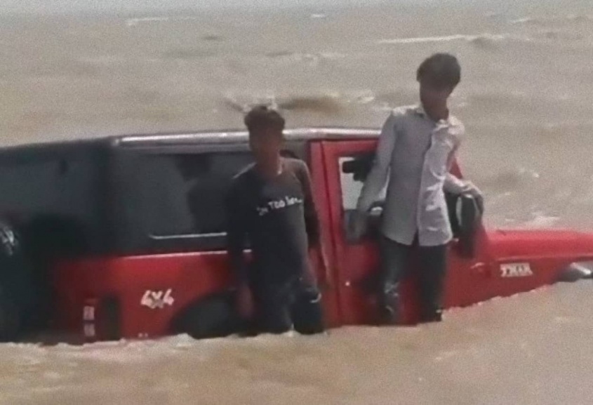 海辺で動画を撮ろうとしたインドの大学生、クルマを水没させて逮捕される