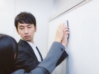 ○○を軽くなでる！　女子が「ここぞ」というときに使うボディタッチ4つ