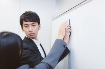○○を軽くなでる！　女子が「ここぞ」というときに使うボディタッチ4つ
