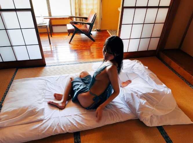 X:似鳥沙也加写真集公式（@nitoribbon）より