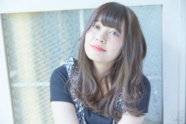 穏やかに笑う女性