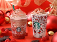 「クリスマス ラズベリー モカ」（写真右）と「クリスマス ラズベリー モカ フラペチーノ」（写真左）