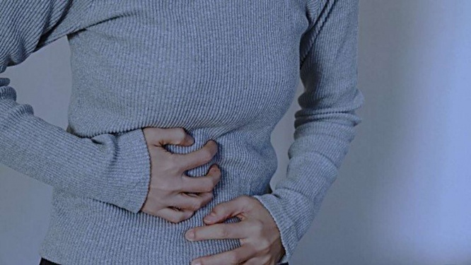 あまりの腹痛に...（画像はphotoAC）