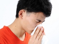 花粉症の季節到来！ 人前で鼻をかむときの正しいマナー知ってる？