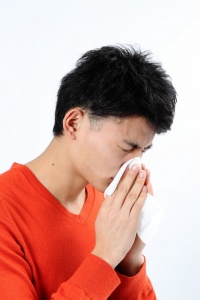 花粉症の季節到来！ 人前で鼻をかむときの正しいマナー知ってる？