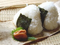 三角形のおにぎり（画像はイメージ）