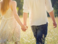 彼女と「手をつなぐ」VS「腕を組む」、男性が好きなのはどっち？