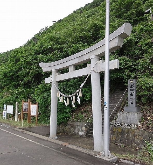 階段が急すぎる（アラツクさん撮影、wikimedia commonsより）