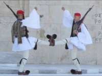 見ているだけで足がつりそうになる、ギリシャの衛兵交代式がすごい！