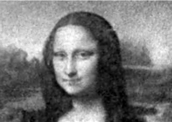 大腸菌が描いたモナリザ。そしてアインシュタインの顔からダーウィンの顔に変化（イタリア研究）