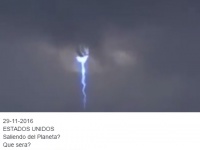 ニセモノ？それとも･･･？　上空で光りを放つ謎の物体を捉えたという映像が話題に