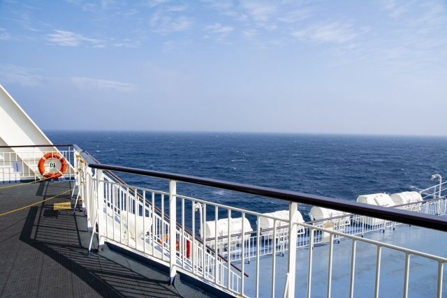 「フェリーの床に寝転がり、泣いて駄々をこねる3歳の娘。その時、横にいた中国人が私のバッグとベビーカーを...」（東京都・50代女性）