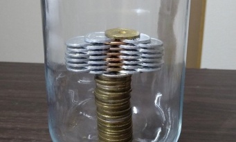 瓶の中に複雑に積み上がった「コインタワー」にネット民驚愕　一体どうやって作ったの？→正解はこちらです