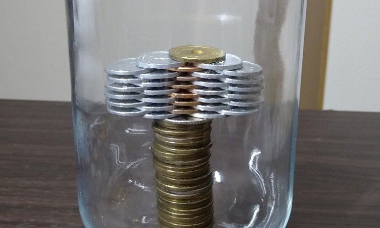 瓶の中に複雑に積み上がった「コインタワー」にネット民驚愕　一体どうやって作ったの？→正解はこちらです