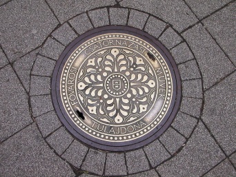 マンホールの世界は奥深い。画像はイメージ（Karoly Lorenteyさん撮影、flickrより）