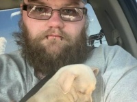 捨て子犬のパターソン、ヒゲメン飼い主さんのお膝の上でリラックス。その様子をみた海外の反応は？