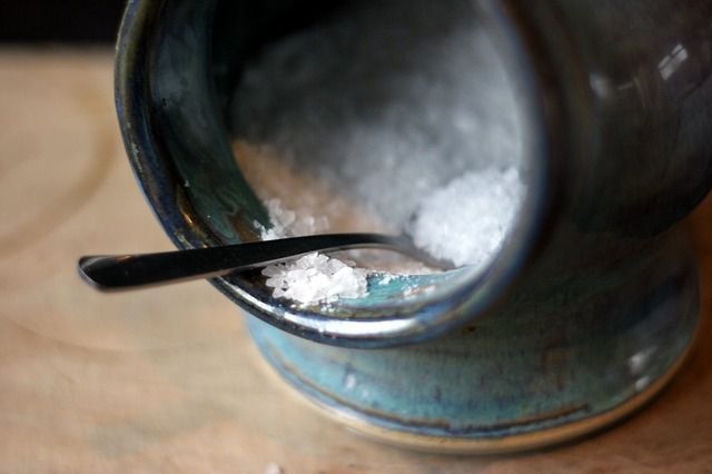塩水で光るランプが登場「コップ1杯の水と小さじ2杯の塩で8時間点灯」