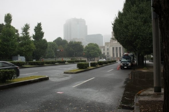 警察との攻防が繰り広げられた正門前道路