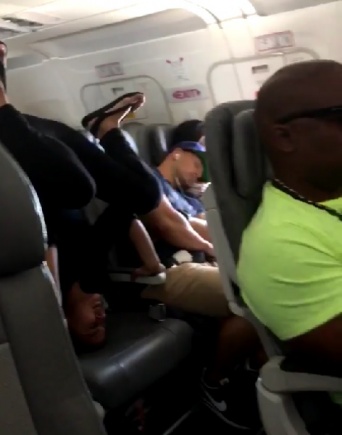 【衝撃】座席で逆立ち！？　ある女性の「エコノミークラス症候群」の対策方法が話題に