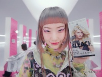 水曜日のカンパネラ・詩羽が“魔法の美容師”に！新CMでシルバーヘア初挑戦