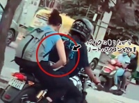 世にも危険なマルチタスク。インドのIT都市ではバイクに乗りながらノートパソコンで作業する人がいる