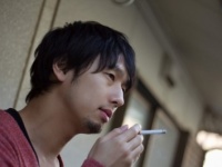 タバコを吸う男性は恋愛対象になる？　⇒女子約7割「ならない」と回答